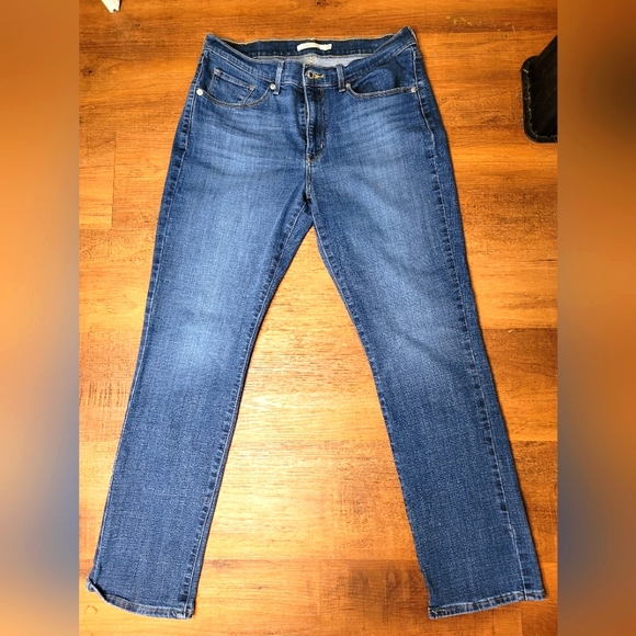 DanaBaker321's tweet photo. So good I had to share! Check out all the items I'm loving on @Poshmarkapp #poshmark #fashion #style #shopmycloset #levis #paige: https://t.co/Y29o0Ld7dp https://t.co/ayqqq8h3qZ