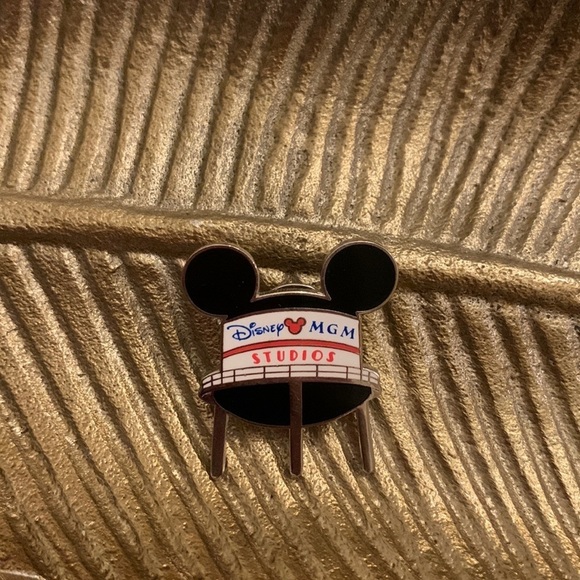 michele_loveday's tweet photo. So good I had to share! Check out all the items I'm loving on @Poshmarkapp #poshmark #fashion #style #shopmycloset #disney: https://t.co/fFRIVdzWGk https://t.co/5b2J8NUBda