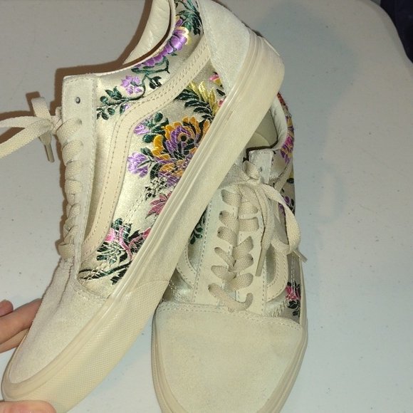 J09544994's tweet photo. So good I had to share! Check out all the items I'm loving on @Poshmarkapp #poshmark #fashion #style #shopmycloset #vans #homie: https://t.co/pDRPOEjWs7 https://t.co/rYW3GLBJAL