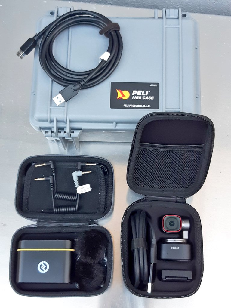 MMagdowski's tweet photo. @OBSBOT_Official @PeliProductsUA @PelicanProducts Nahezu perfekt in das #Pelicase 1150 als #Hybridlehre-Koffer passt auch noch ein Zweikanal-Funkansteckmikrofon-Set #LARKM1 von @Hollyland_Tech sowie ein USB3-Verlängerungskabel.
#PasstWackeltUndHatLuft https://t.co/0k6DlrZv0k