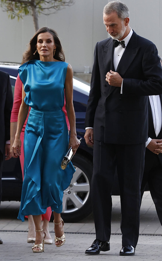 BellezaPTY's tweet photo. La Reina Letizia, con un elegante y rebajado conjunto azul turquesa en los Premios Cavia 2023 - https://t.co/Mt8aeSNmPM https://t.co/nzJ1JZRMn3