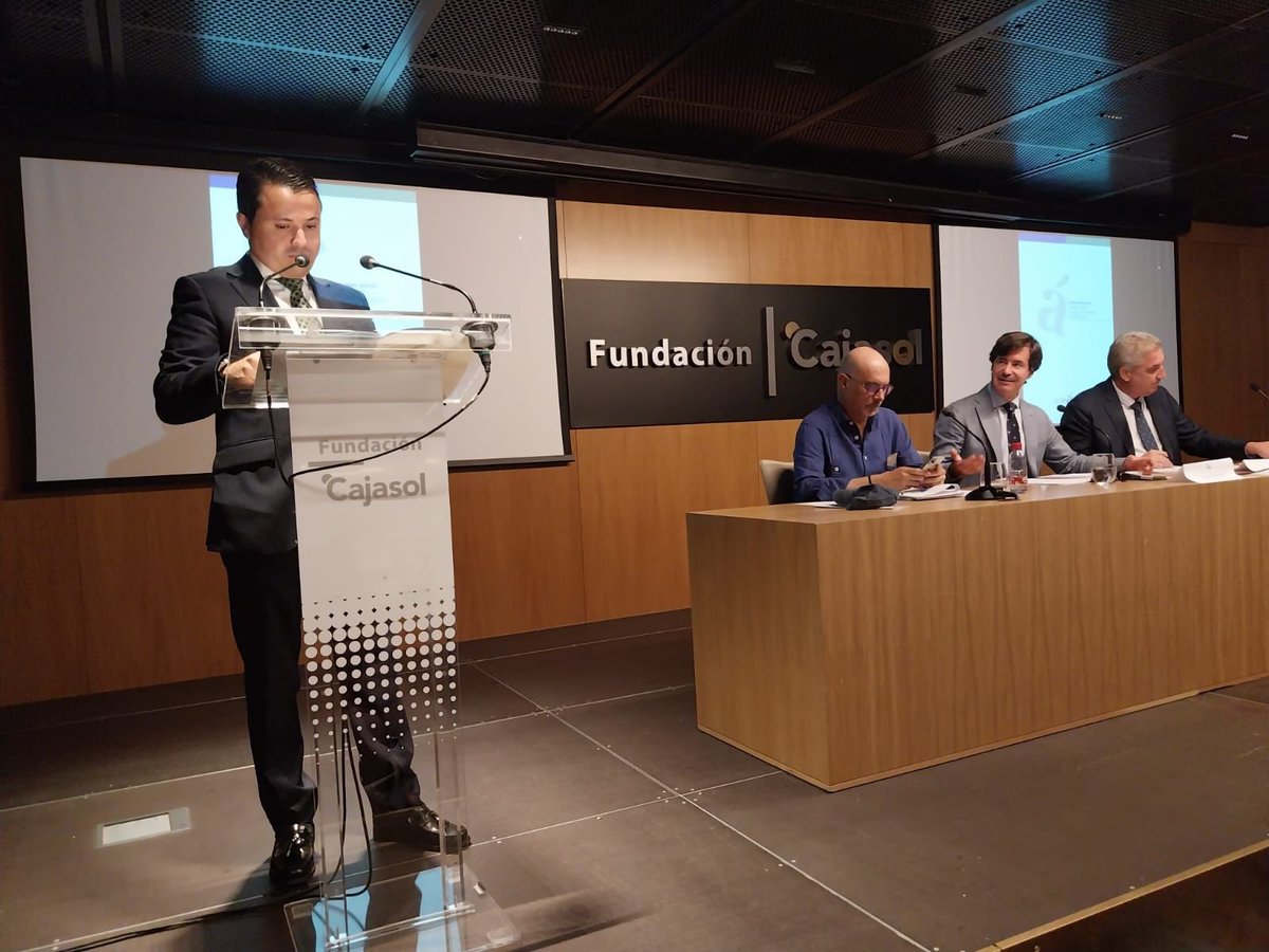 SGR_Garantia's tweet photo. El Director Territorial de Andalucía Occidental de @SGR_Garantia, Antonio Higueros, ha intervenido hoy en la Junta Directiva de la @CES_Sevilla para explicar las conclusiones del IV Informe Anual de Financiación de Pymes y Autónomos de Andalucía. https://t.co/0HefQXuYPM