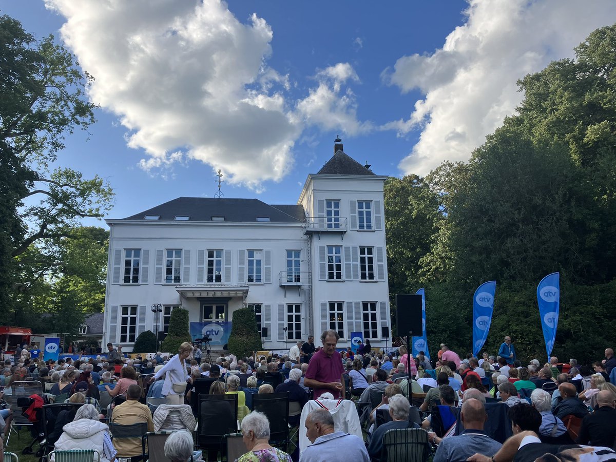 Stoofk's tweet photo. Bedankt @atvbe voor die vertellingen in #Hove #merci ook voor de lekkere #trippeldanvers (en #dekoninck die snel op was :-)) Al zoveel jaren een #topconcept https://t.co/Oz7EkCWvgG