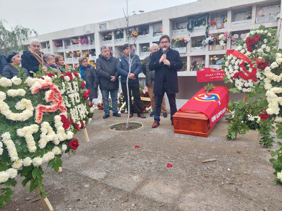 MarcosBarrazaG's tweet photo. Hoy despedimos a un gran compañero, Iván Ljubetic Vargas. Compañero de probada vocación comunista, de total honestidad intelectual y de consecuencia en su proceder.  Su obra esta marcada por la lucha de las y los trabajadores.
¡Hasta siempre compañero Iván! https://t.co/m6FM4wDj8t