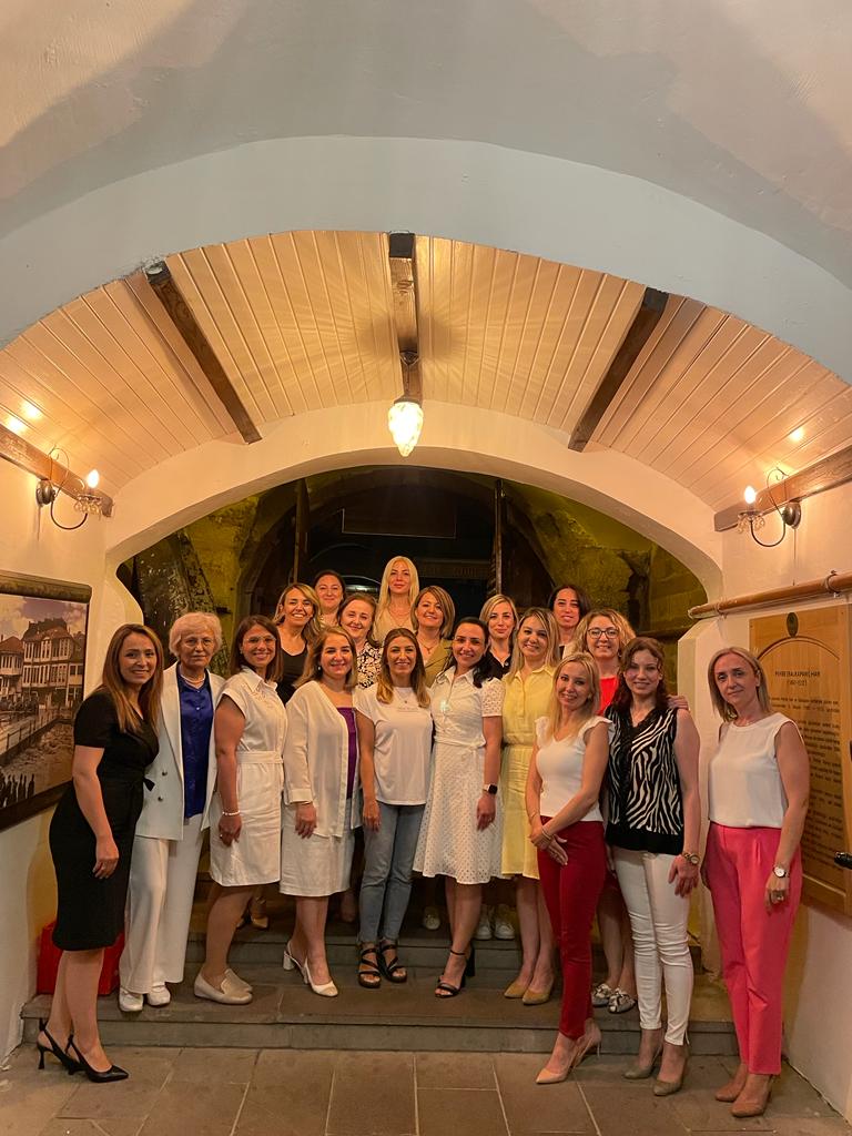 Aziz şehrim Kastamonu'dayız...
Senelerce aynı mesleği yapmaktan büyük onur ve kıvanç duyduğum kadim ilimizdeki kıymetli avukat arkadaşlarımla toplandık..
Daim desteklerini hissettiğim dostlarıma bir kez daha kalbi ve candan teşekkürlerimi sunuyorum.