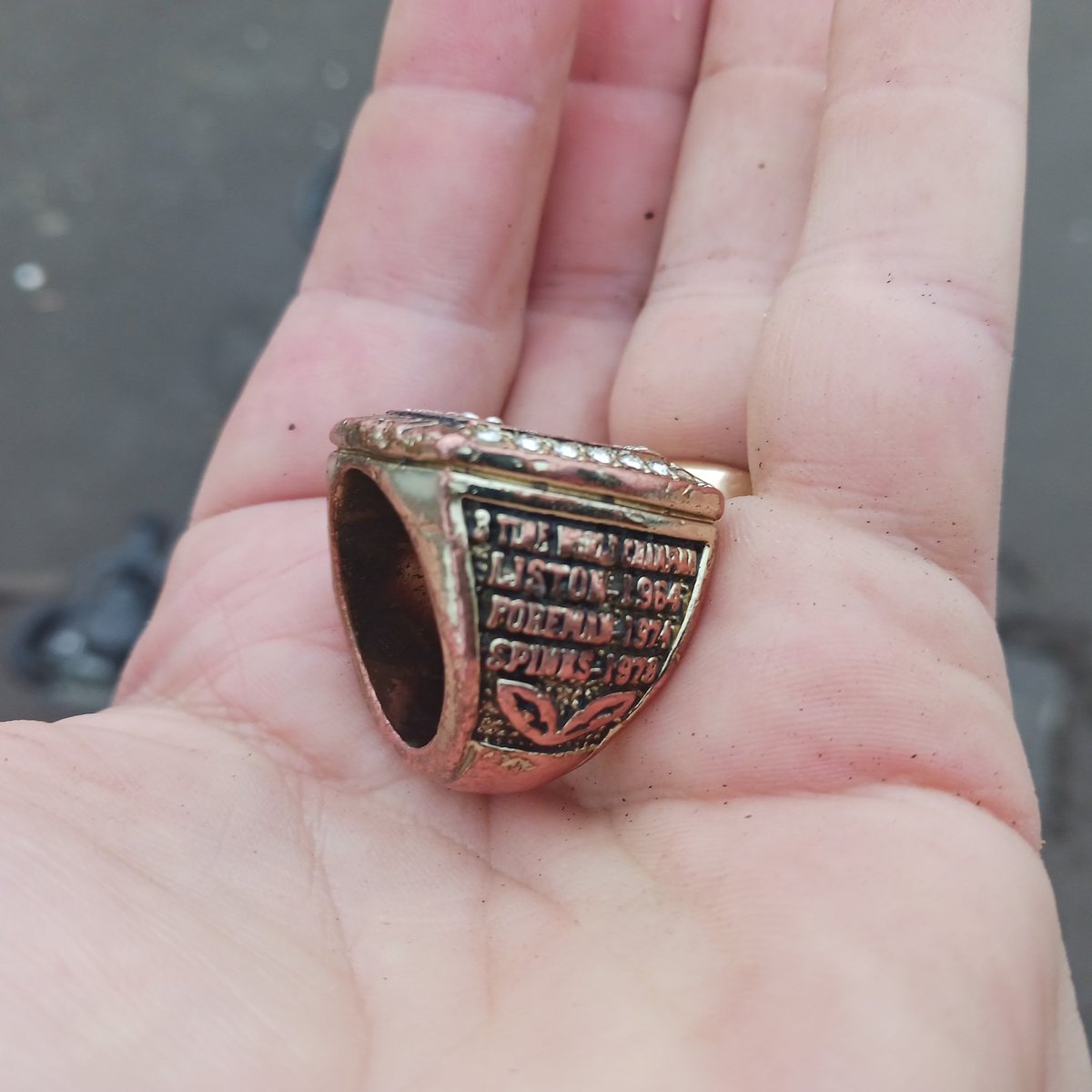 chadwicksirnio's tweet image. Hit the beach for a few hours this morning with the AT Pro and found an interesting ring, I feel like a Champ! #metaldetecting #saturdaynightcoinshow #Digon