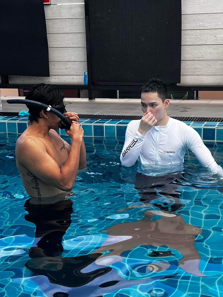 beonpop_'s tweet photo. 📸 Imagens liberadas dos bastidores do workshop da série #LoverMerMan.
Os atores estão na fase da natação. 

História de amor dramática e romântica entre um Triton e um humano. Adaptado do romance de Guy Suwanro
Ainda sem data de estréia. 
#LoverMerMan
#BLTh https://t.co/OHffsgmIWz