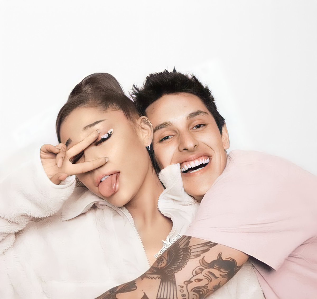 PartySV_'s tweet photo. Se rumora que Ariana Grande está en trámites de divorcio, después de dos años de relación con Dalton Gómez.
Fuentes cercanas a la artista confirman que la relación venía mal desde hace algunos meses, intentaron reparar su relación pero no funciono💔.
#Partysv https://t.co/HzL28rTNeY