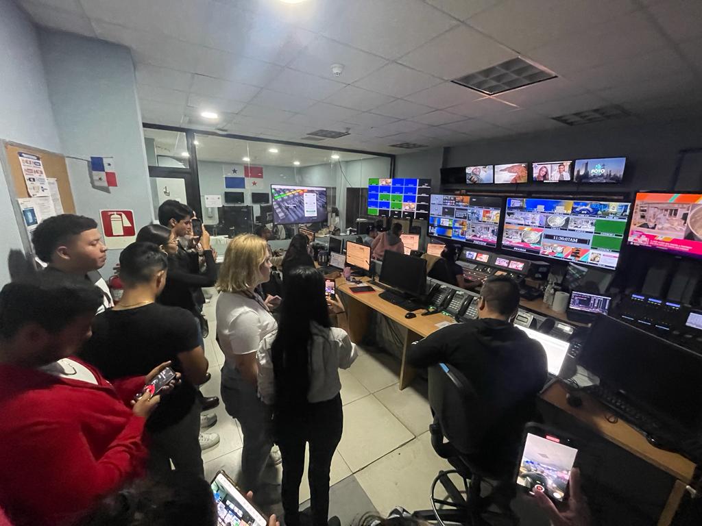 USMApanama's tweet image. 💙Estudiantes de Comunicación Social de #USMAPanamá realizan gira académica a TVN Media, acompañados por la Profa. Elizabeth Garrido, como parte de la materia de Periodismo. 📺

#YoSoyUSMA #COSOSUSMA