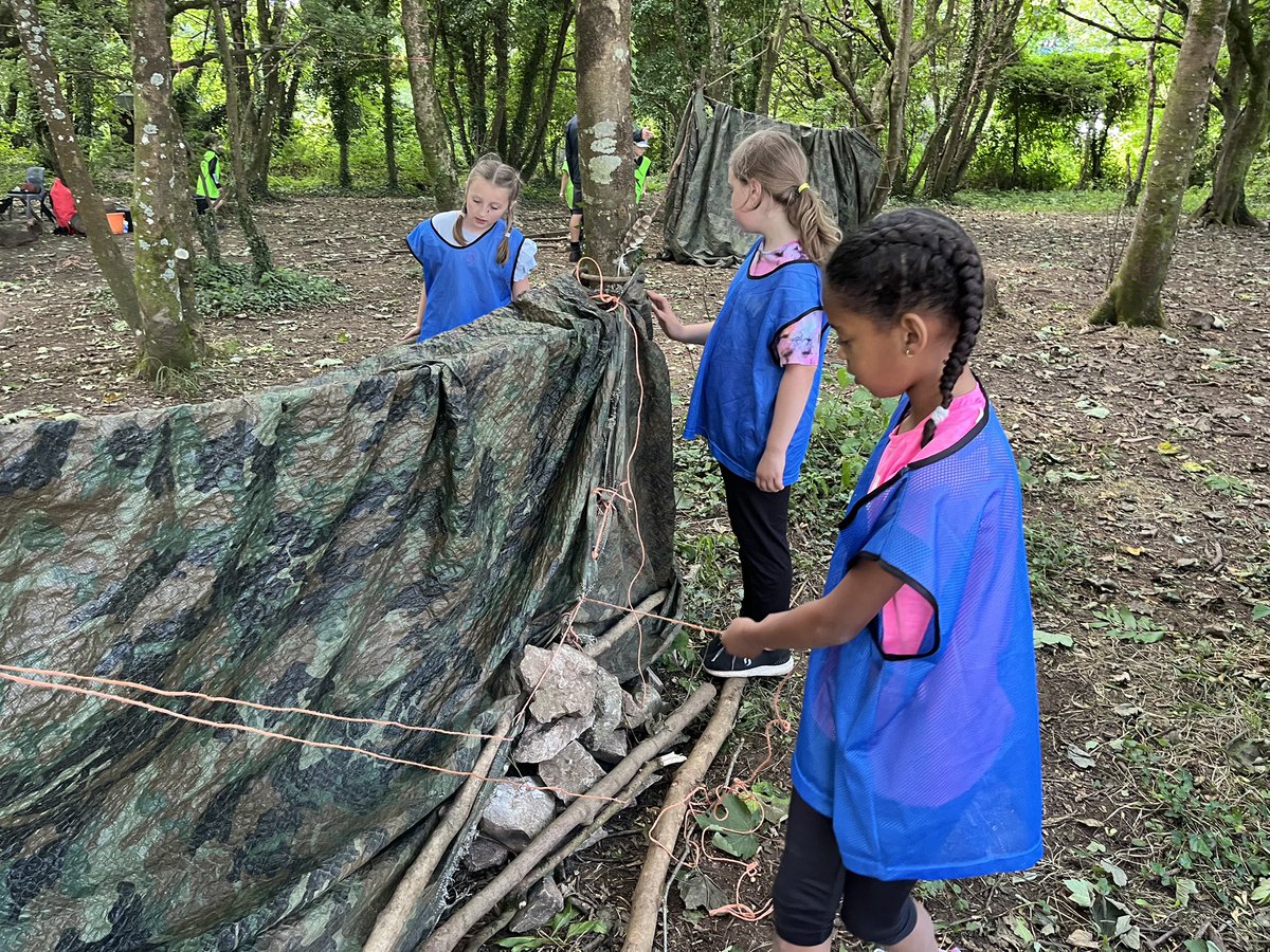 llanrhidianp's tweet photo. What an awesome first day @StMadoc packed with some super fun activities! What great teamwork building these dens.βΊοΈπͺ΅ #LlanFun #LlanOut #LlanHealth https://t.co/dsBmrjwXbS
