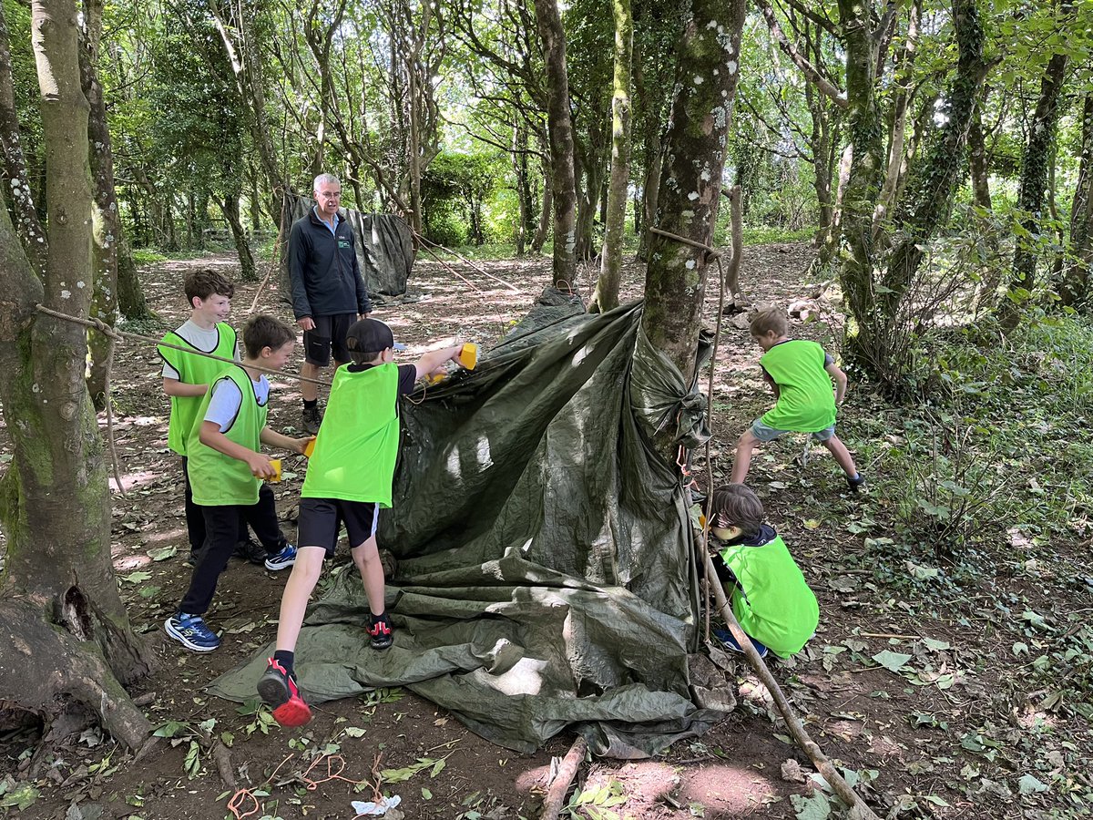 llanrhidianp's tweet photo. What an awesome first day @StMadoc packed with some super fun activities! What great teamwork building these dens.βΊοΈπͺ΅ #LlanFun #LlanOut #LlanHealth https://t.co/dsBmrjwXbS