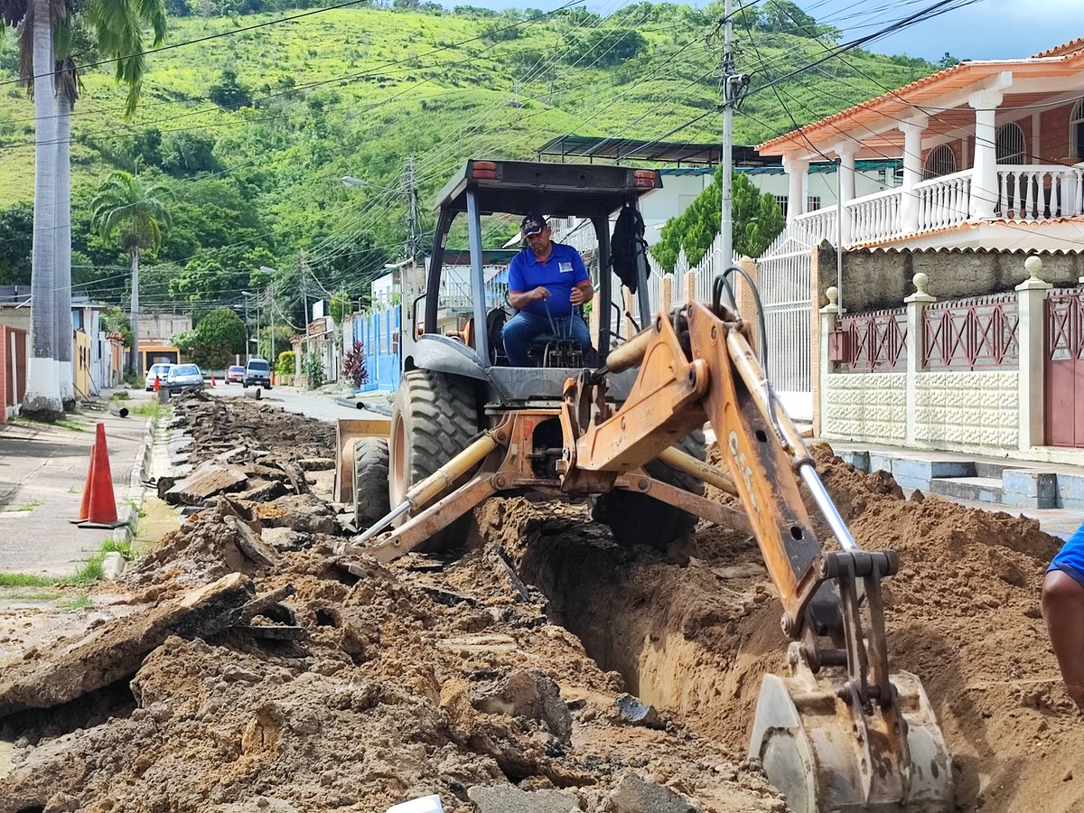 BrullerbyPSUV's tweet photo. Con el 1x10 del Buen Gobierno y el apoyo del Presidente @NicolasMaduro a través del @minaguasoficial 

Avanzamos en la sustitución de más de 80 metros lineales del colector principal en la Calle Federación de la Candelaria. 

¡Máxima Eficiencia de los Servicios Públicos En MBI! https://t.co/9GvbD1klWr