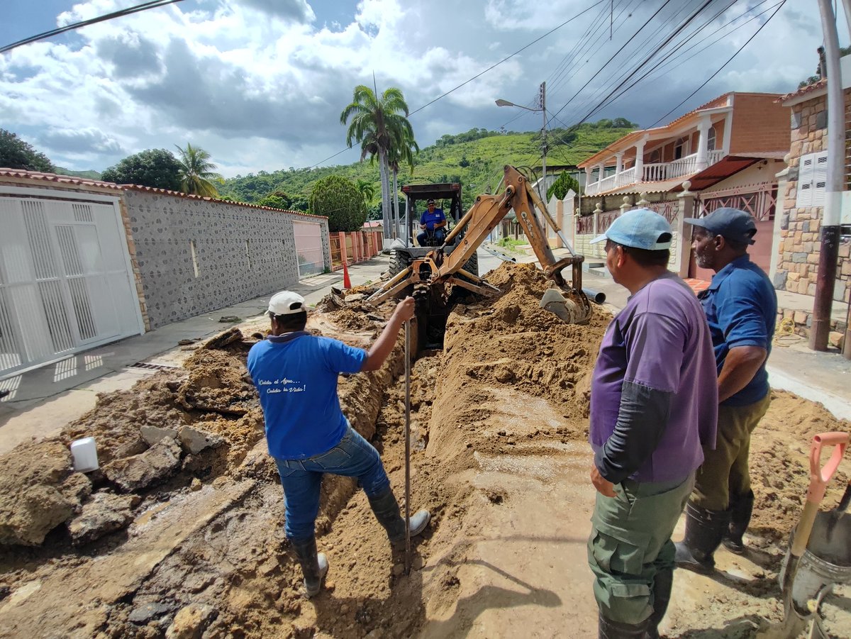 BrullerbyPSUV's tweet photo. Con el 1x10 del Buen Gobierno y el apoyo del Presidente @NicolasMaduro a través del @minaguasoficial 

Avanzamos en la sustitución de más de 80 metros lineales del colector principal en la Calle Federación de la Candelaria. 

¡Máxima Eficiencia de los Servicios Públicos En MBI! https://t.co/9GvbD1klWr