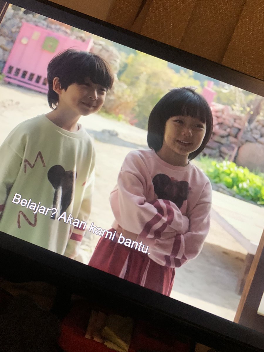 ottokeku's tweet photo. Bocil baju pink lagi boom di drakor 2023 👍🏻 https://t.co/qLqLSY3EMc
