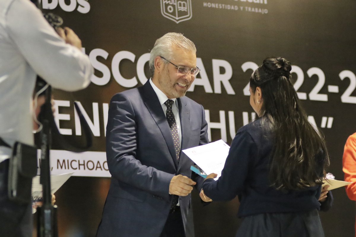 GobMichoacan's tweet photo. El gobernador @ARBedolla encabezó la clausura del ciclo escolar 2022 - 2023 de la Escuela Secundaria Técnica No. 13, en donde felicitó y exhortó a las egresadas a luchar por sus sueños y a convertirse en michoacanas ejemplares. #HonestidadyTrabajo https://t.co/AsuKWP9JKL