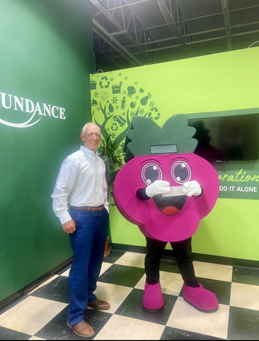 ardent_cu's tweet photo. Ardent CEO Rob Werner got to meet Philabundance mascot, Mr. Beet! Ardent and other local credit unions recently partnered to help fight hunger in Philadelphia with a donation to @Philabundance and Mr. Beet was on hand to accept our check.

#beethunger https://t.co/Py3TLbOV3g