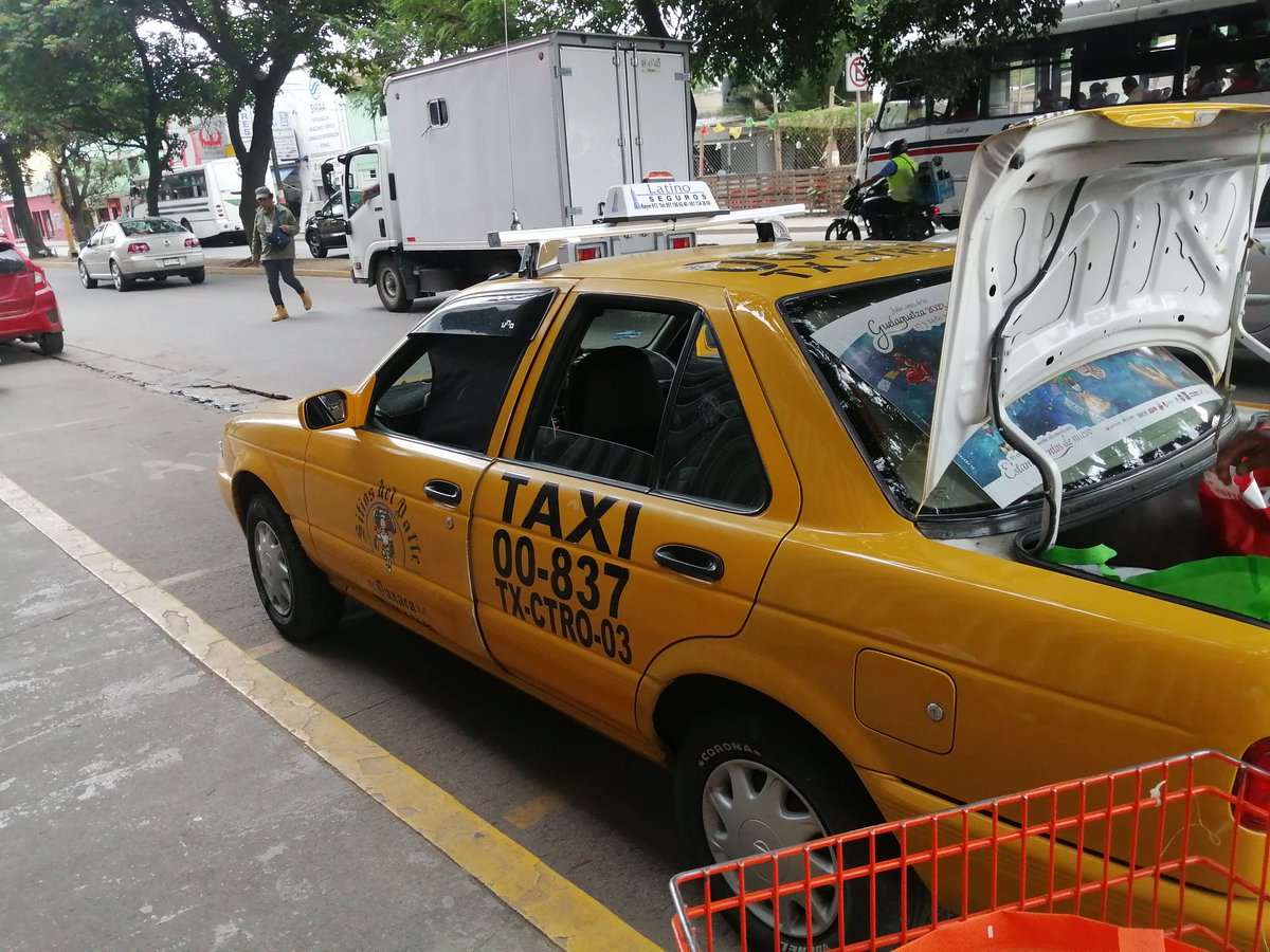 Ana_Mtz_'s tweet photo. Que tal que éste taxi no quiso prestar servicio para ir a Jalatlaco porque hay mucho tráfico, pero a la guerita qué llegó después de mi inmediatamente le abrió la cajuela para subir su mercancía..Ahora si puro güero atienden 
@SECTUR_GobOax @MunicipioOaxaca @OaxacaVialsi https://t.co/33wl2CliLa