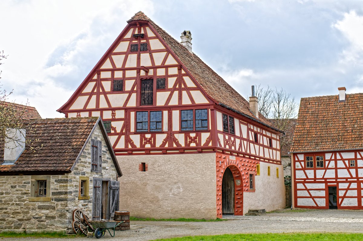 ligaderextrage1's tweet photo. Unser Nachbau der Woche ist das ehemalige Amthaus aus Obernbreit in Franken, das ursprünglich im Jahr 1554 errichtet wurde. Es wurde in den 1990ern abgebaut und in dem Fränkischen Freilandmuseum in Bad Windsheim wieder aufgebaut. #Minecraft #MinecraftBuilds #MinecraftServer https://t.co/tiARxXk2pk