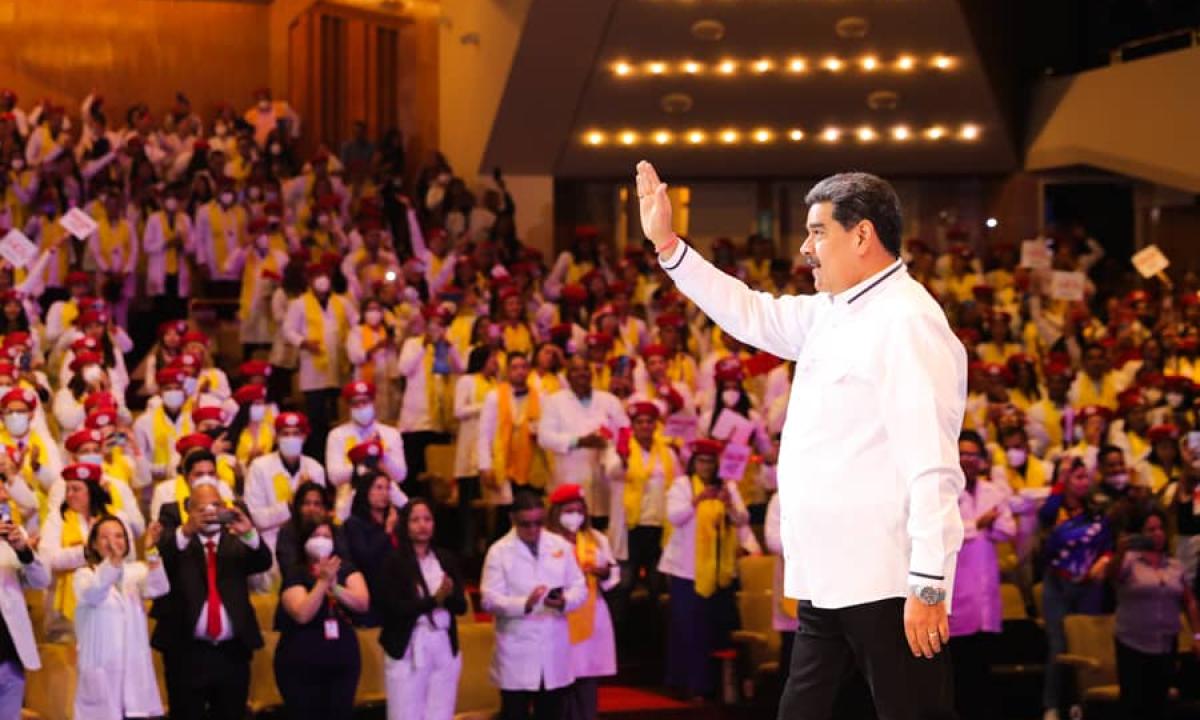 ELTIEMPO's tweet photo. ¿Quiénes son los Médicos Integrales de Venezuela y por qué se cuestiona su formación? ➡️ https://t.co/qHr1o4eyuG https://t.co/hZeZoY1Y6N