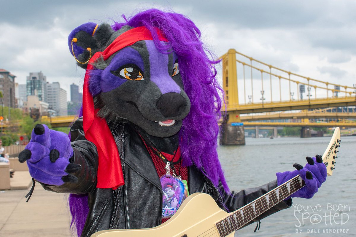 zeriggler's tweet photo. Finally remembering to upload pics from AC for #LeapingLizardsMonday
Posing for the fans! I just wish I had remembered to put the guitar strap on right for the photoshoot...😅

suit by @LLMCostumes
photos by @DaleVenderez

#furries #fursuit https://t.co/mBVFl0LydD