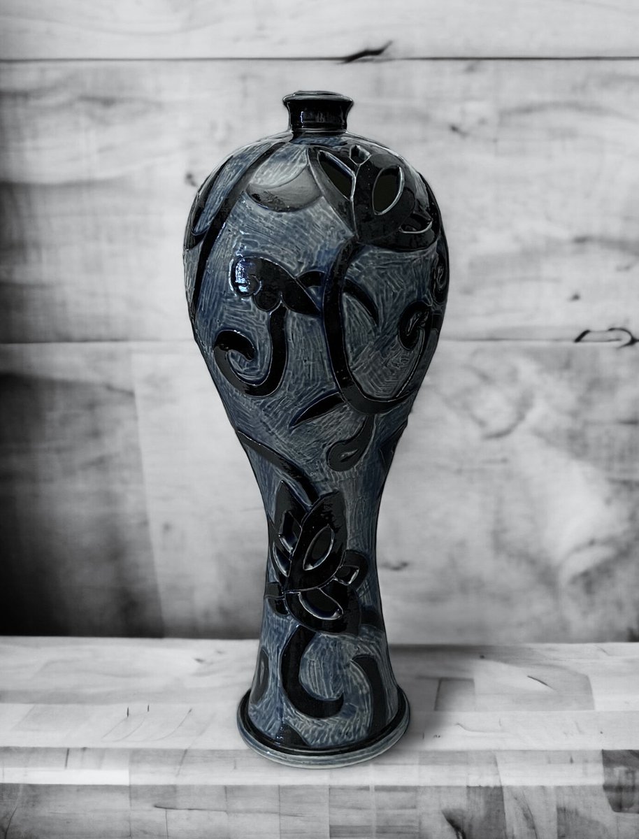 This vase was created as a demonstration piece for a community of Korean potters. It is available for purchase via the link below. 

etsy.me/3OhH7b5

#bengufford #benguffordceramics #benguffordpottery #pottery #vase #clayartist #potter #koreaninfluence