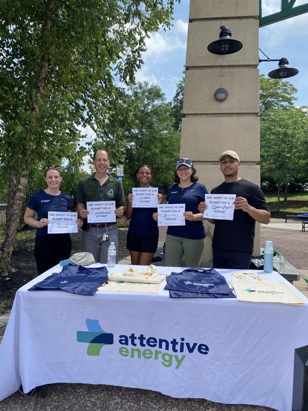 ThisIsAttentive's tweet photo. On Saturday, our team supported @gwelizabeth on its #CityofWaterDay clean-up along the Elizabeth River Trail 💪 Congratulations to @gwelizabeth 🎉 for turning out a great crowd and collaboration on quality waterfront access and environmental conservation! https://t.co/kw18TkSYzE