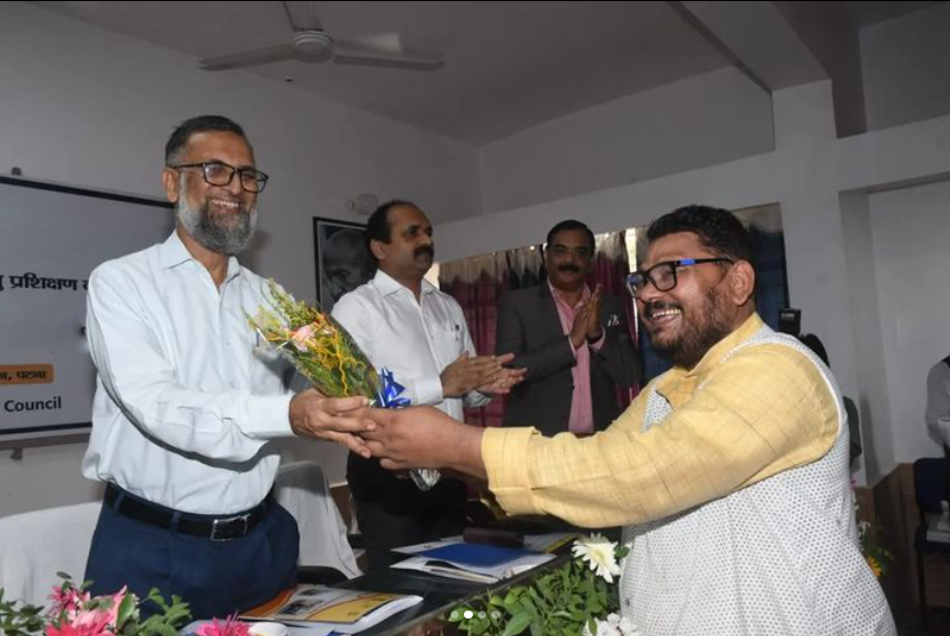 MEPSCindia's tweet photo. Exciting new for Nano Entrepreneurs (Street Vendors)! 
Recently @MEPSCindia in association with @BiharSDM launched a training program for the street vendors of the state. 
With this initiative Bihar became the only state to provide training to street vendors, post training benefits from Swabhiman App. Till last month around 1.18 lakhs street vendors of the state got linked with this app.
It was inaugurated under the Sankalp Yojana by the Bihar Skill Development Mission, operated under the Labor Resources Department, Bihar, at the Gandhi Museum in Patna.
Through this initiative it will train 1500 street vendors of the state under the Sankalp scheme by the BSDM. This is a pilot project, under which training will be given to street vendors of 5 districts.
The event was graced with august presence of Chief Guest Aamir Subhani, Chief Secretary Bihar, CEO MEPSC Col. Anil Kumar Pohriyal, Principal Secretary, Labor Resources Department, Bihar, Dr. B.Rajender and other dignitaries.  

#SANKALP #StreetVendorTraining #SkillDevelopment #MEPSC #BSDM #EmpoweringStreetVendors #LivelihoodPromotion
#EntrepreneurshipProgram #BiharSkillMission #VocationalTraining #EconomicEmpowerment
#UpskillingStreetVendors #SustainableLivelihood
#StreetVendorEntrepreneurs #TransformingLives
#VocationalEducation #SkillIndia #SankalpScheme
#SelfEmploymentOpportunities #InclusiveGrowth