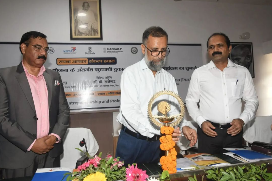 MEPSCindia's tweet photo. Exciting new for Nano Entrepreneurs (Street Vendors)! 
Recently @MEPSCindia in association with @BiharSDM launched a training program for the street vendors of the state. 
With this initiative Bihar became the only state to provide training to street vendors, post training benefits from Swabhiman App. Till last month around 1.18 lakhs street vendors of the state got linked with this app.
It was inaugurated under the Sankalp Yojana by the Bihar Skill Development Mission, operated under the Labor Resources Department, Bihar, at the Gandhi Museum in Patna.
Through this initiative it will train 1500 street vendors of the state under the Sankalp scheme by the BSDM. This is a pilot project, under which training will be given to street vendors of 5 districts.
The event was graced with august presence of Chief Guest Aamir Subhani, Chief Secretary Bihar, CEO MEPSC Col. Anil Kumar Pohriyal, Principal Secretary, Labor Resources Department, Bihar, Dr. B.Rajender and other dignitaries.  

#SANKALP #StreetVendorTraining #SkillDevelopment #MEPSC #BSDM #EmpoweringStreetVendors #LivelihoodPromotion
#EntrepreneurshipProgram #BiharSkillMission #VocationalTraining #EconomicEmpowerment
#UpskillingStreetVendors #SustainableLivelihood
#StreetVendorEntrepreneurs #TransformingLives
#VocationalEducation #SkillIndia #SankalpScheme
#SelfEmploymentOpportunities #InclusiveGrowth
