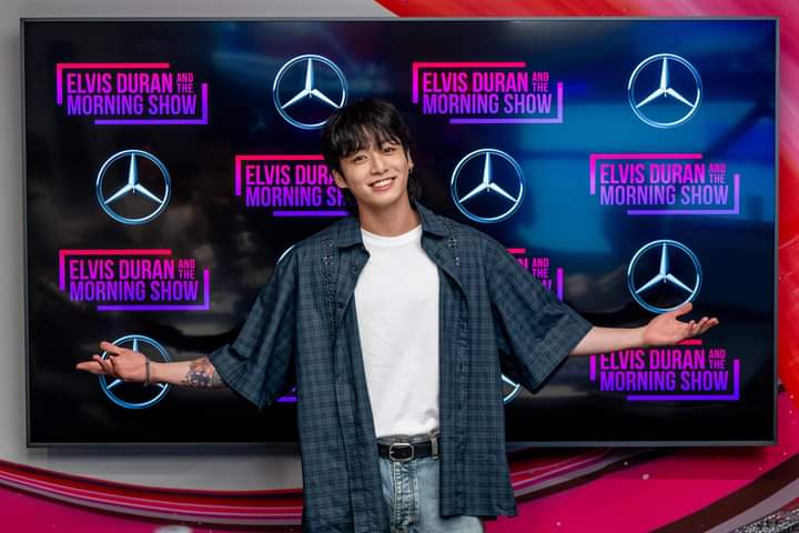 army___mx's tweet photo. [INFO 📰]

El miércoles 19 de Julio se publicará la entrevista de #Jungkook  en el programa 'Elvis Duran And The Morning Show' grabado en la ciudad de Nueva York. Se publicará en el canal de Youtube del programa 👇🏻
🖇️ https://t.co/LgsjytJBpa

#JUNGKOOK #BTS #ARMY #BTSARMY #SEVEN https://t.co/sGoTloJFfy