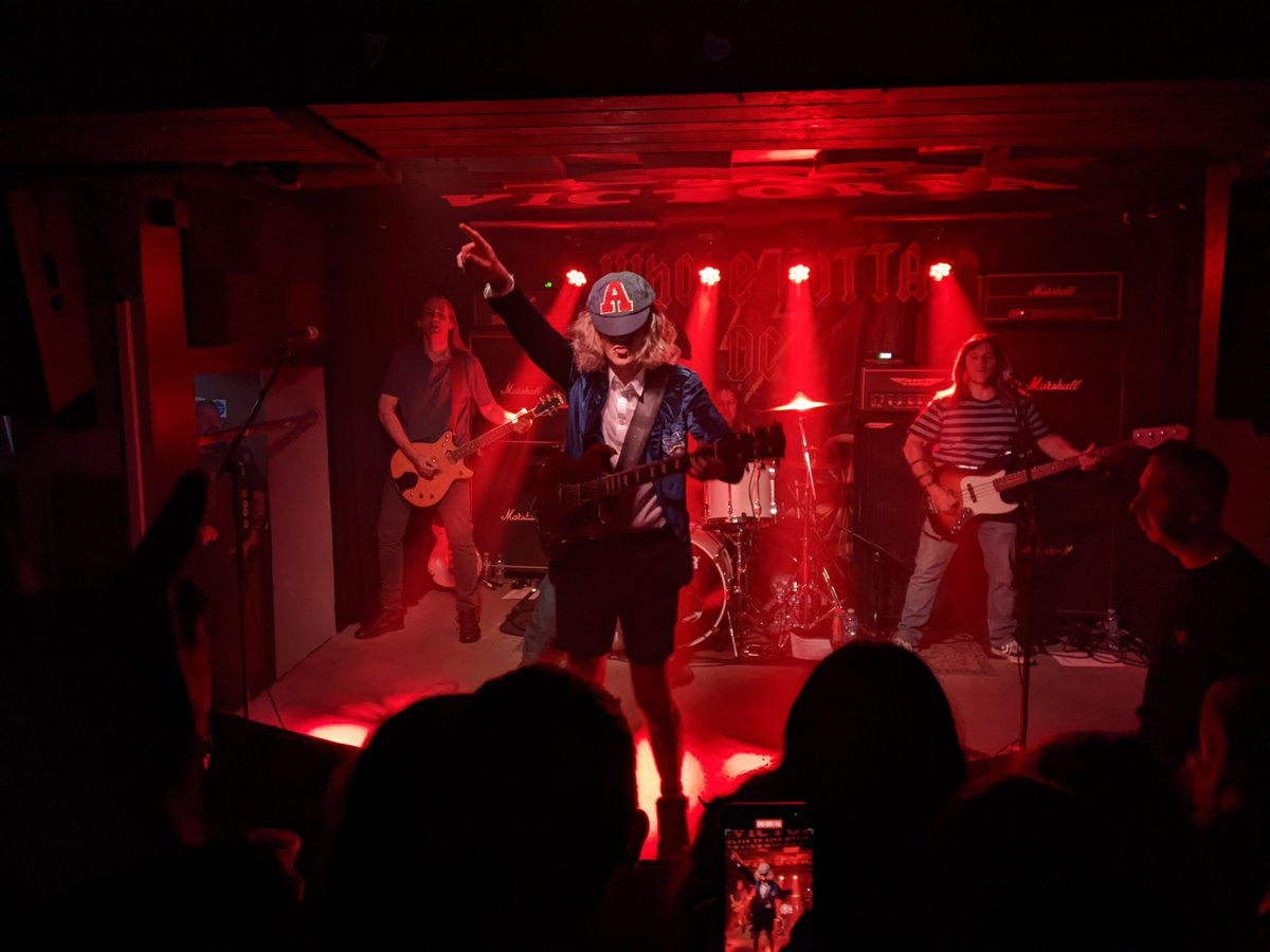 codehead_uk's tweet photo. Cracking night with @wholelottadc at @Victoriaswindon https://t.co/K2UmaJMz0h