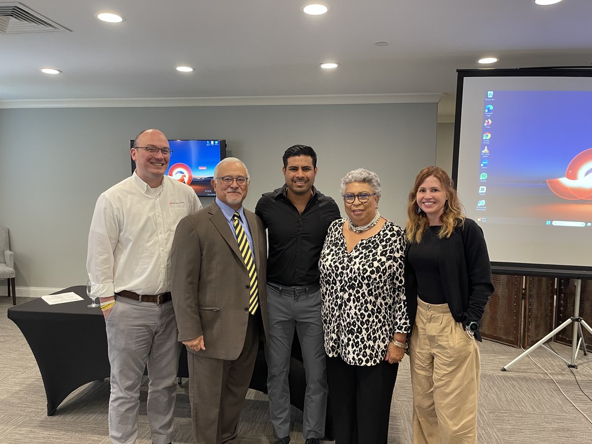 utkcsw's tweet photo. Thanks to all who joined us for our community discussion on the Mental Health Needs of the Hispanic and Latino Populations. Special thanks to Carmen Andujar with @hilamhttc, @LuisHZayasPhD and @OFRojasPerez for hosting and leading this event in Knoxville.
#utkcsw
@MaryLHeld https://t.co/VNySceRccf
