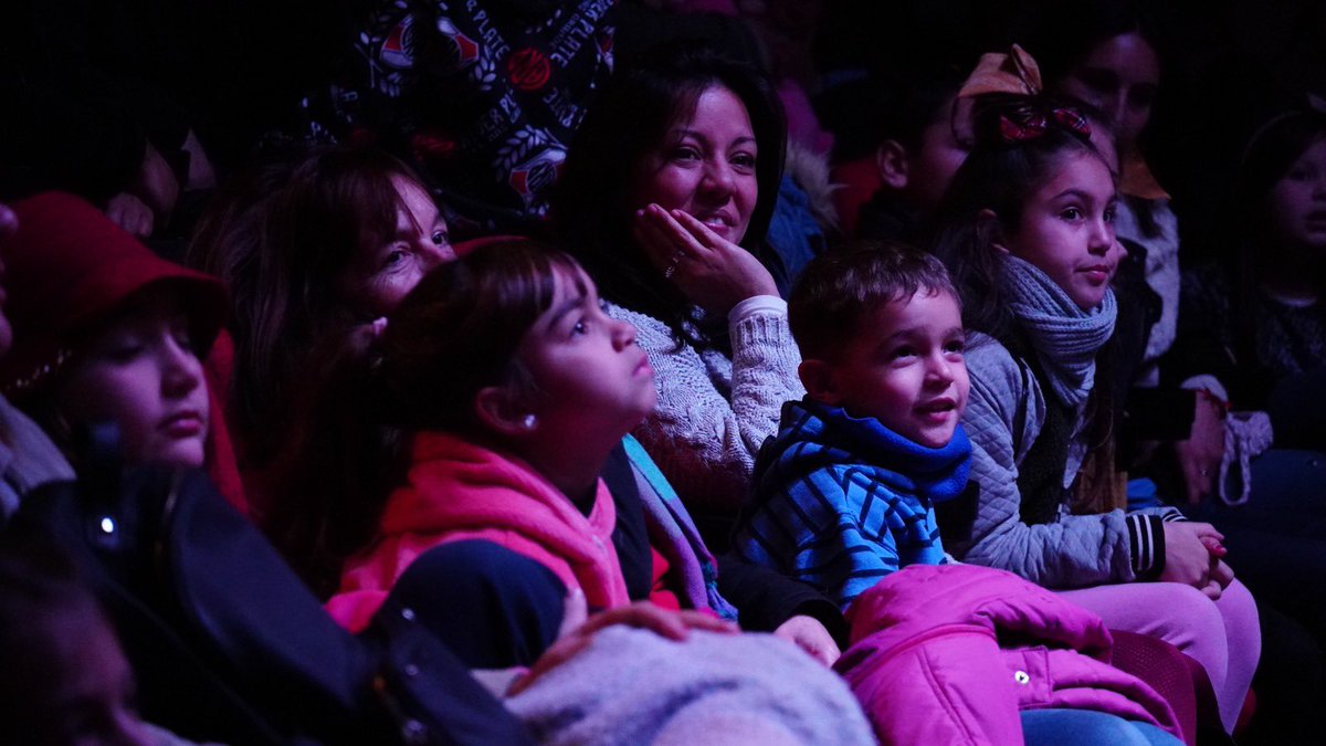 MuniZARATE's tweet photo. #Cultura 🎭 | #Vacaciones 🧣Lo mejor del #Día1 

📸 ¡Así vivimos el maravilloso show de @DiNaMiTaCLowN en el #ForumCultural! ✨

⛄️ En vacaciones, #VeniteAlForum 🙌🏽 https://t.co/y4YRtCqtcK