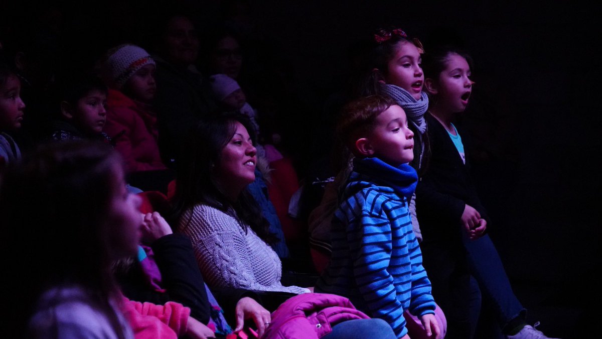 MuniZARATE's tweet photo. #Cultura 🎭 | #Vacaciones 🧣Lo mejor del #Día1 

📸 ¡Así vivimos el maravilloso show de @DiNaMiTaCLowN en el #ForumCultural! ✨

⛄️ En vacaciones, #VeniteAlForum 🙌🏽 https://t.co/y4YRtCqtcK
