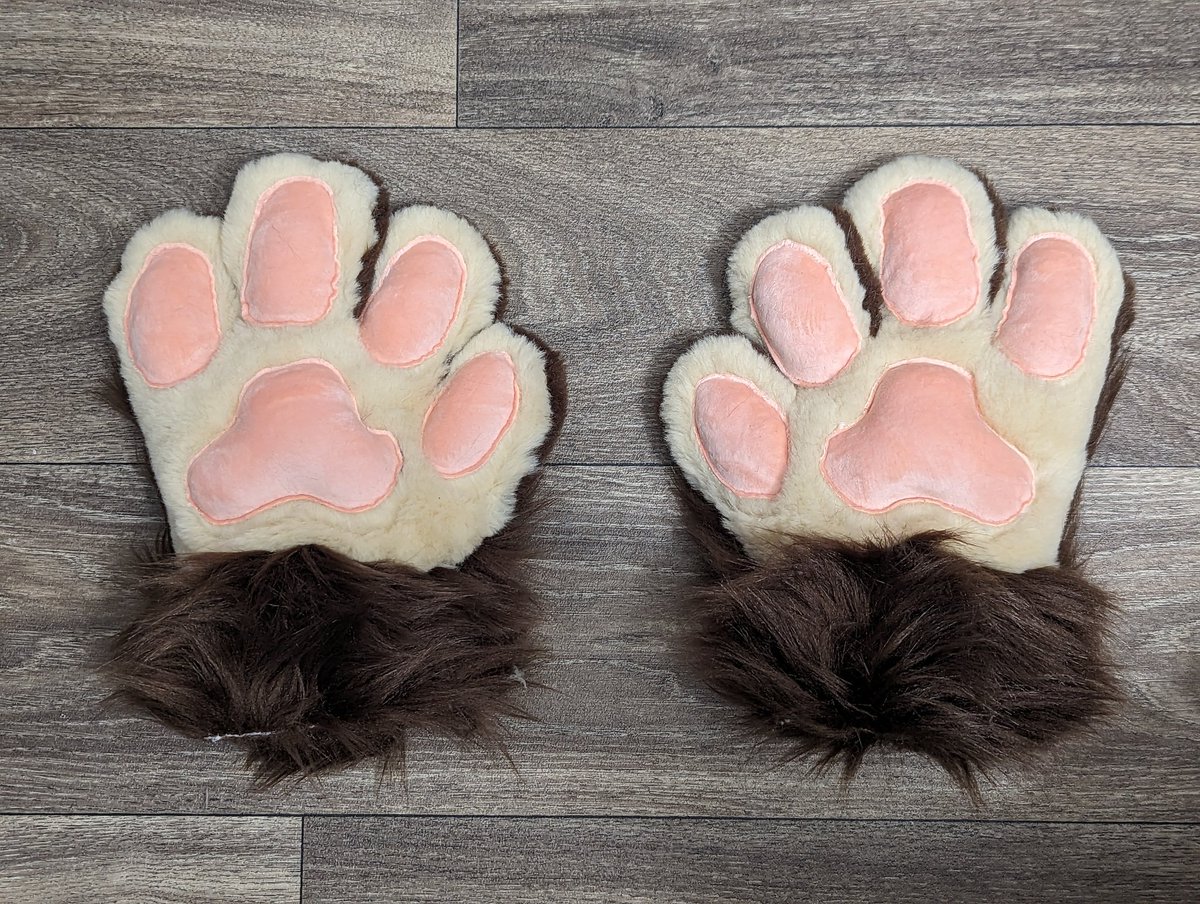 We also have another custom Mini-partial heading to his home very soon. Say hello to Artyom the Red Panda! 

#fursuit #fursuitfriday #furryfandom