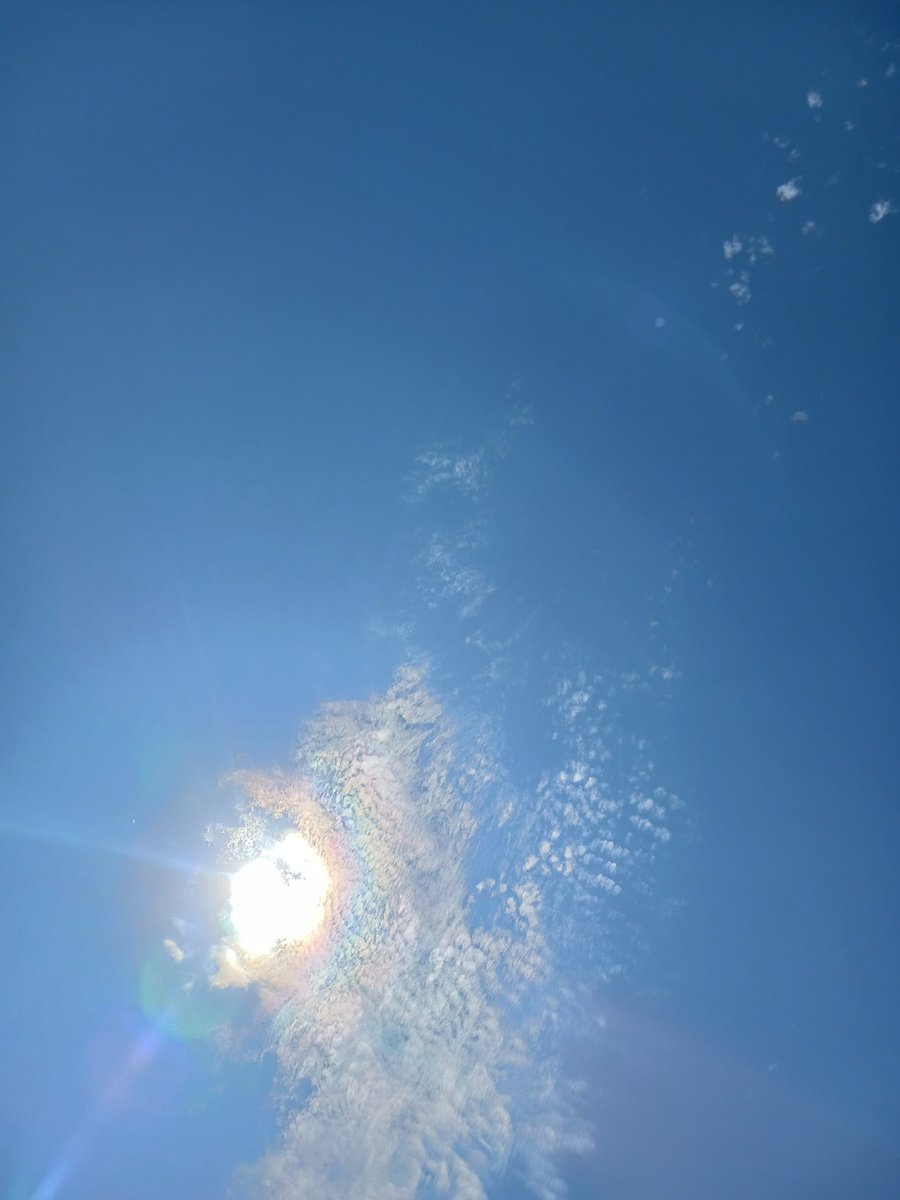 iknowlikeomg's tweet photo. Out swimming my daughter says take a pic of the sky.
So ok look. https://t.co/vu8HELHB6s