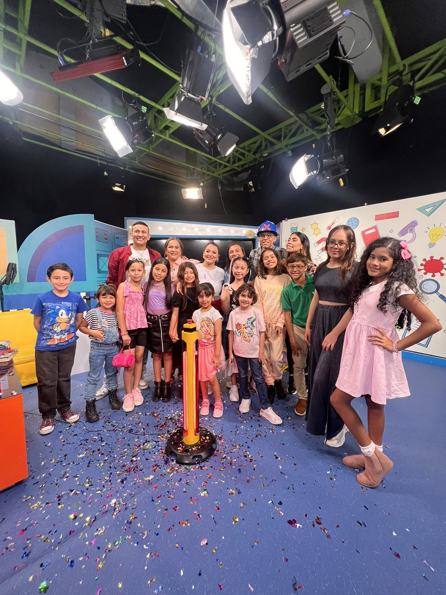 AmandaJaimesM's tweet photo. Es oficial 💜 A @CanalTRO, llega uno de los programas más esperados por nuestra audiencia, Pizarrón Mágico, el proyecto que le apuesta a la educación y  la diversión en familia. Nos vemos todos los lunes, miércoles y viernes a las 4:00 Pm @Ministerio_TIC @MauricioLizcano https://t.co/j8ZdROI5H2