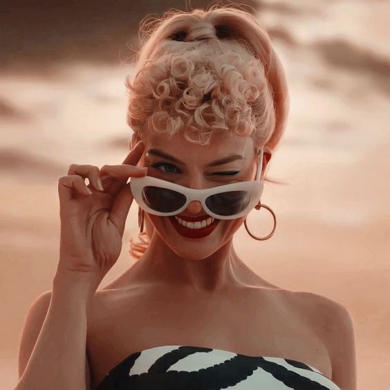 thiegonovais's tweet photo. É POTTERHEAD! A atriz Margot Robbie, protagonista de #Barbie, é super fã de Harry Potter e existe na internet uma foto dela adolescente lendo Ordem da Fênix, com seu pijama e tomando chocolate quente. https://t.co/mxLPxqoIpZ