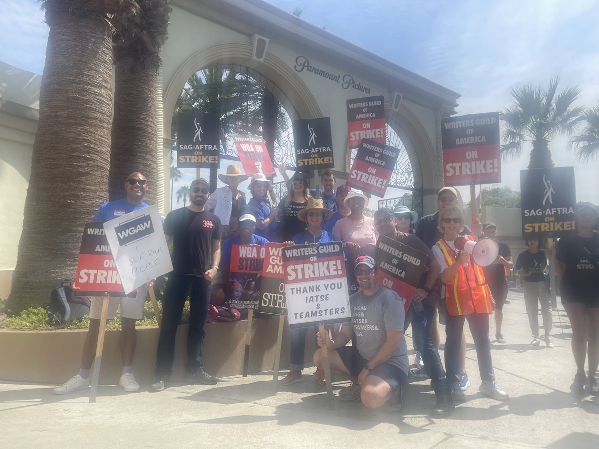 Criminal Minds actors &amp; writers on strike ! #sagaftrastrong ⁦<a href="/aishatyler/">Aisha Tyler</a>⁩ ⁦<a href="/Vangsness/">Kirsten Vangsness</a>⁩ ⁦<a href="/MesserProds/">Erica Messer Productions</a>⁩ ⁦<a href="/criminalminds/">Criminal Minds: Evolution</a>⁩ (Aisha’s phone was covered in sunblock … )