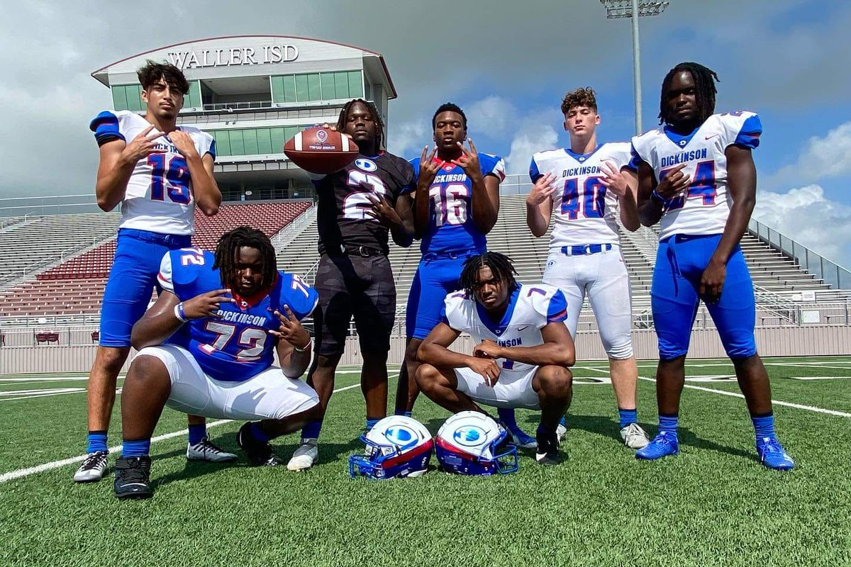 Our 2023 Dickinson Gators at a photo shoot for Vype Houston:
19 Diego Sanchez 
72 Devin Caldwell
2 John Solomon
16 Jamarkus Anderson 
7 Nick Peace 
40 Doug Eader 
24 Leonard Browne

GATA!

@DickinsonFB @DHSFBRecruiting @DickinsonISD https://t.co/q7QOqYdN0d