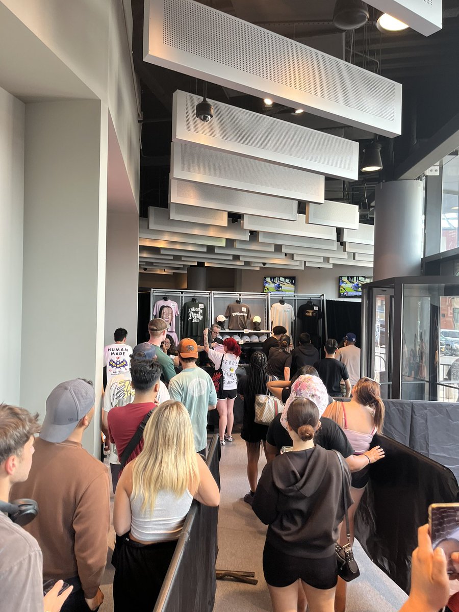 TrifectaMerch's tweet photo. Got your #Drake and #21Savage merch?
Shop #IAABTour all week long at @barclayscenter โผ๏ธ
๐ Location is junction of Flatbush and 5th Ave
#HerLoss #HonestlyNevermind #drake #drizzy #ovo #itsallablurtour #itsallablurtour23 #drakemerch https://t.co/7XIxOuwhhQ