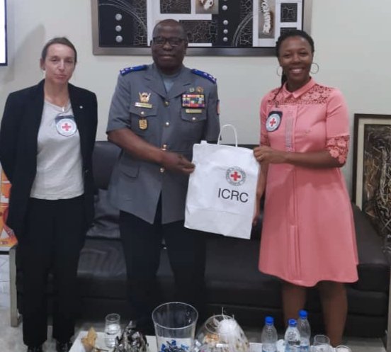 DouaLeaICRC's tweet photo. La mission du @CICR_Afrique et surtout ses opérations d'assistance en faveur des #populations dans le nord de la #cotedivoire ont meublé l'échange fructueux ce lundi 17.7, avec le Général Apalo,  Commandant supérieur de la Gendarmerie.
#humanitaire  #DIH https://t.co/1jibHzL3In