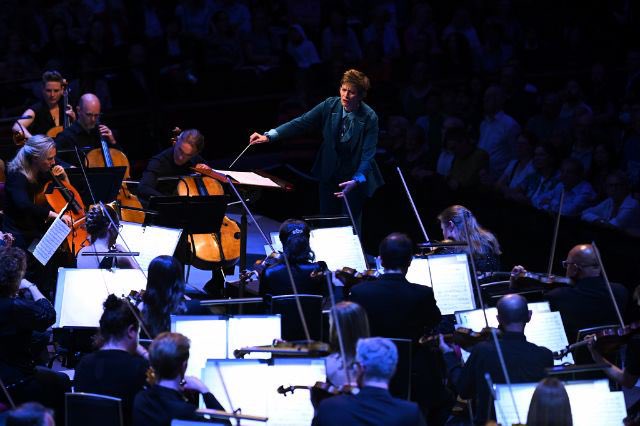 bbcproms's tweet photo. A brilliant night of music here @RoyalAlbertHall from @BBCPhilharmonic and @BomsoriKim conducted by Anja Bihlmaier, featuring the music of Samuel Coleridge-Taylor, Bruch, Brahms and Bartók 👏 Bravo! #bbcproms https://t.co/yZJPnY6POn
