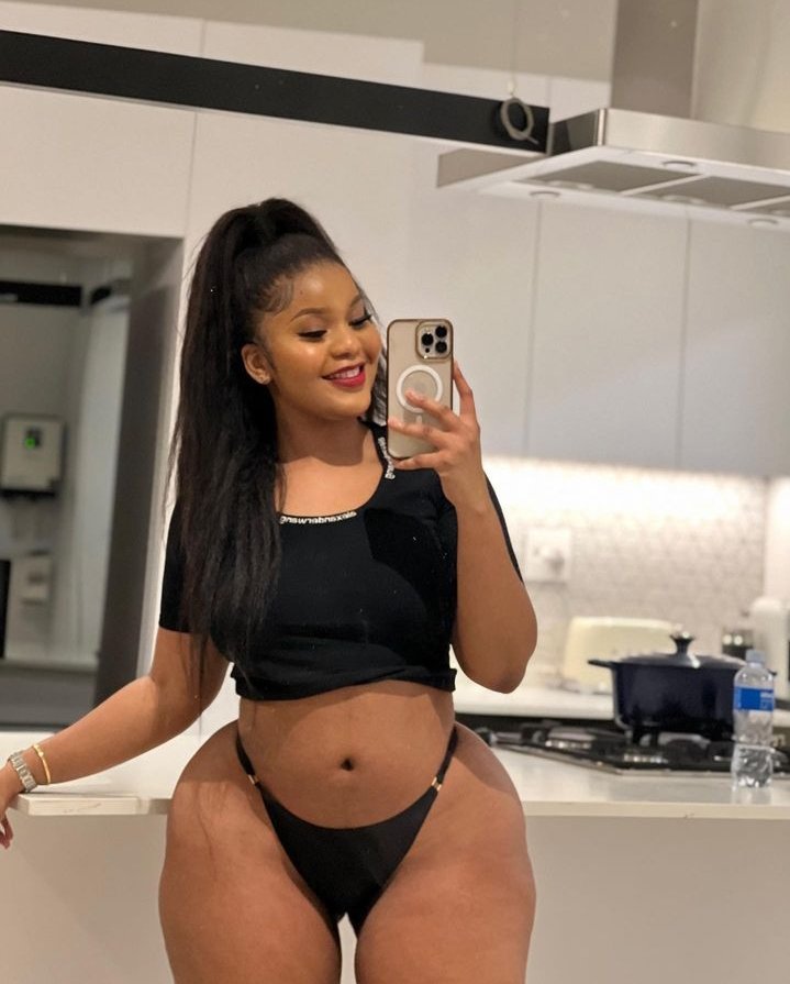 royalsinsider_'s tweet photo. Black 🖤 looks good on me https://t.co/4GP7v12lNN