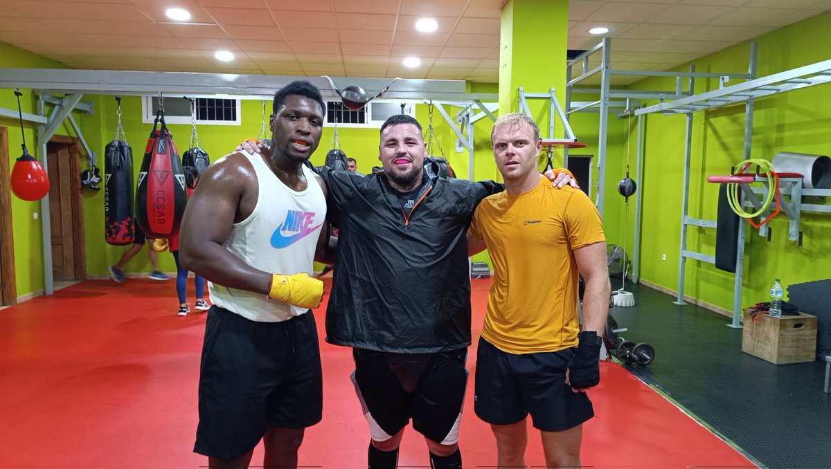AlbertoAlemanJr's tweet photo. Tarde de sparring con estos dos tanques de guerra 🪖🪖🪖

🇪🇸🤝🇬🇲🤝🇬🇧 https://t.co/fWl8DQUOkF