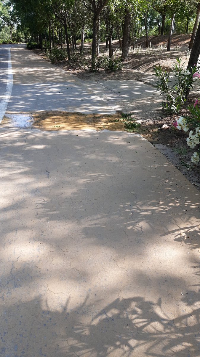 leugim2525's tweet photo. Carril bici, fugas agua,zona Pavones,Pueden enviar un operario? https://t.co/qQd25MKWXb