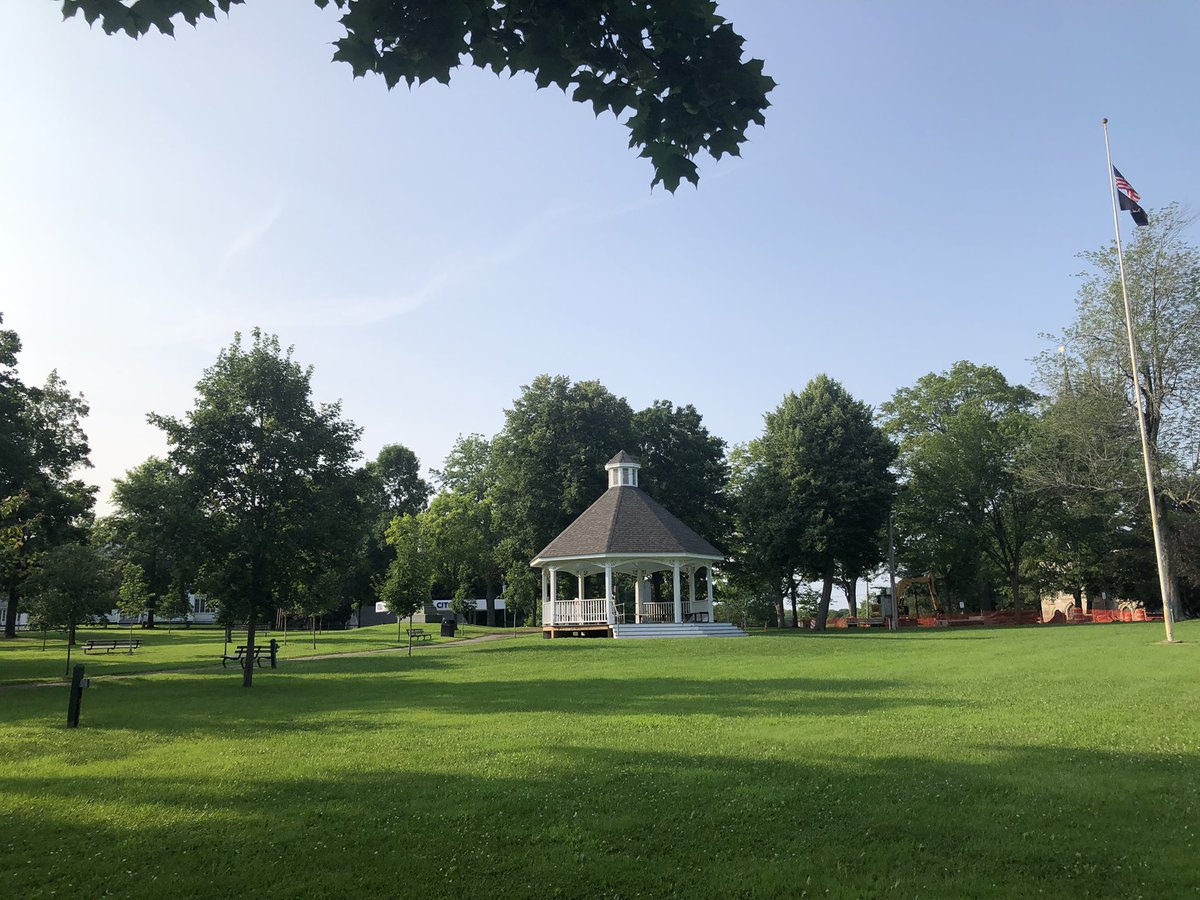 WriterNorm's tweet image. Current situation. Awaiting the arrival of Marian and Harold. #gardinermaine