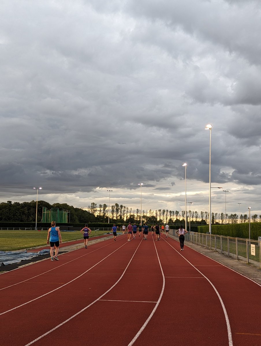 Amazing work by everyone who came to our track session tonight! 4 x 700m (with a speed increase after the first 400m of each rep) topped off by 3 x 200m. They all smashed it! Look forward to seeing some epic sprint finishes at the next 5k league race.