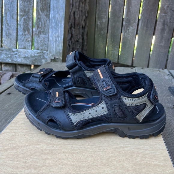 MarcoAMatta1's tweet photo. So good I had to share! Check out all the items I'm loving on @Poshmarkapp #poshmark #fashion #style #shopmycloset #ecco #oakley #drscholls: https://t.co/EUwcfvDO7e https://t.co/GskI9PxcTt