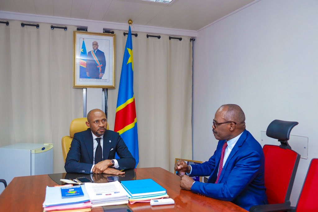 PatrickMuyaya's tweet image. #RDC : « Désormais plus aucun paiement du trésor ne sera effectué au guichet de la Banque Centrale », l’une des mesures phares prises au terme d’une réunion spéciale tenue par le Président de la République sur la situation du franc congolais. #BriefingHebdomadaire avec mon…