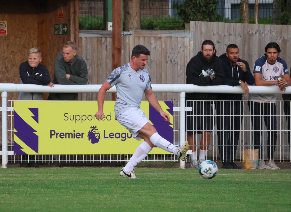 dkndesignUK's tweet photo. Action from the Lowfield as @HoddesdonTownFC
VS @AFC_Welwyn Shots 1 https://t.co/hFhaqQ5UsB